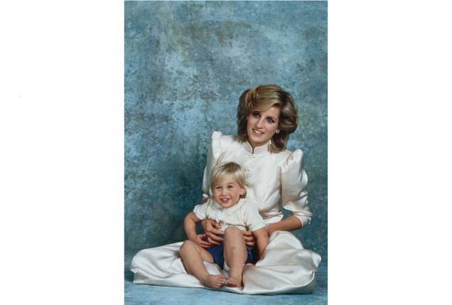 Princesa Diana com seu filho, Príncipe William, em 1984. Princesa Diana com seu filho, Príncipe William, em 1984.
