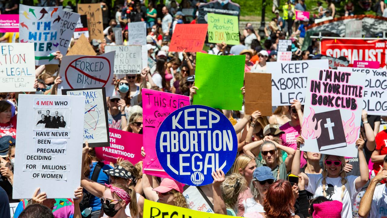 Ativistas se manifestam durante uma manifestação pró-escolha da Planned Parenthood em Boston, Massachusetts, em 14 de maio de 2022. - Milhares de ativistas estão participando de um dia nacional de ação pedindo acesso seguro e legal ao aborto. As manifestações em todo o país são uma resposta ao rascunho de parecer vazado mostrando que a maioria conservadora da Suprema Corte dos EUA está considerando derrubar Roe v. Wade, a decisão de 1973 que garantia o acesso ao aborto. (Foto de Joseph Prezioso/AFP)