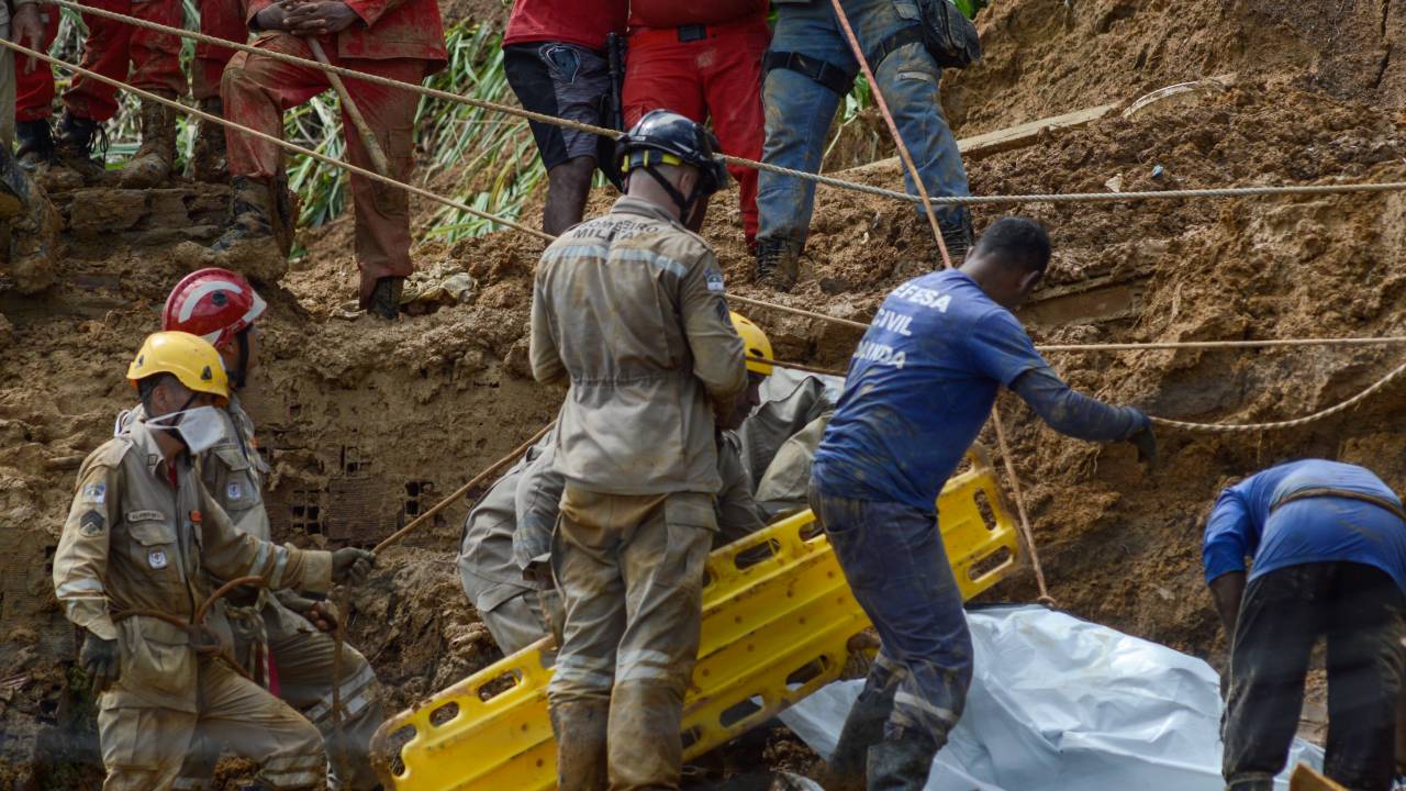 BRA50. RECIFE (BRASIL), 28/05/2022.- Bomberos trabajan en el área de un deslizamiento de tierra provocado por fuertes lluvias hoy, en el barrio Córrego do Jenipapo de la ciudad de Recife (Brasil). Al menos 28 personas murieron este sábado en el estado de Pernambuco, en el nordeste de Brasil, debido a las fuertes lluvias que afectan a la región, por lo que el número total de víctimas desde el comienzo de la semana subió a 33, informaron fuentes oficiales. EFE/GENIVAL PAPARAZZI