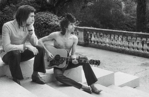 Charlie Watts e Keith Richards no terraço da Ville Nellcote em Villefranche Sur Mer, no sul da França, durante gravações do disco "Exile On Main St." dos Rolling Stones, de 1971. Charlie Watts e Keith Richards no terraço da Ville Nellcote em Villefranche Sur Mer, no sul da França, durante gravações do disco "Exile On Main St." dos Rolling Stones, de 1971.