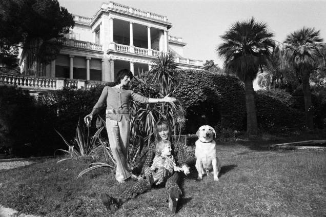 Keith Richards, esposa Anita e o filho Marlon na Ville Nellcote em Villefranche Sur Mer, no sul da França, durante gravações do disco "Exile On Main St." dos Rolling Stones, de 1971. Keith Richards, esposa Anita e o filho Marlon na Ville Nellcote em Villefranche Sur Mer, no sul da França, durante gravações do disco "Exile On Main St." dos Rolling Stones, de 1971.