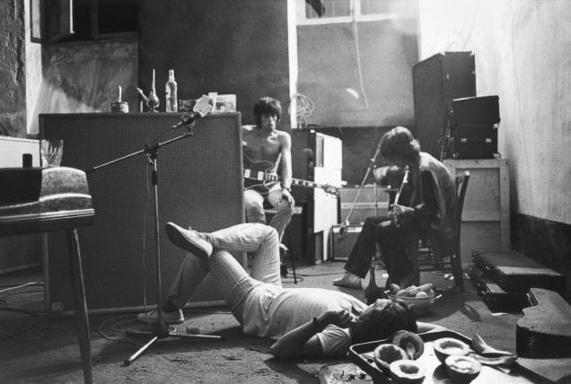 Jimmy Miller, deitado no chão, Keith Richards `a esquerda e Mick Jagger na Ville Nellcote em Villefranche Sur Mer, no sul da França, durante gravações do disco "Exile On Main St." dor Rolling Stones, de 1971. Jimmy Miller, deitado no chão, Keith Richards `a esquerda e Mick Jagger na Ville Nellcote em Villefranche Sur Mer, no sul da França, durante gravações do disco "Exile On Main St." dor Rolling Stones, de 1971.