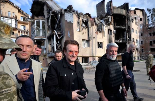 Bono (Paul David Hewson), ativista e líder da banda de rock irlandesa U2, em uma área residencial na cidade ucraniana de Irpin, próximo de Kiev, em 8 de maio de 2022. Bono (Paul David Hewson), ativista e líder da banda de rock irlandesa U2, em uma área residencial na cidade ucraniana de Irpin, próximo de Kiev, em 8 de maio de 2022.