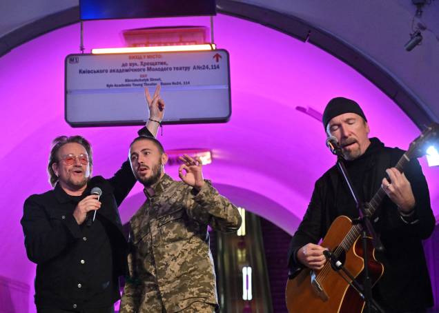 Bono (Paul David Hewson), cantor e compositor irlandês, ativista e vocalista da banda de rock U2, Antytila, líder da banda musical ucraniana, Taras Topolia e agora militar do exército ucraniano e o guitarrista David Howell Evans, 'The Edge', se apresentam na estação de metrô, que é um abrigo antiaéreo, no centro da capital ucraniana de Kiev, em 8 de maio de 2022. Bono (Paul David Hewson), cantor e compositor irlandês, ativista e vocalista da banda de rock U2, Antytila, líder da banda musical ucraniana, Taras Topolia e agora militar do exército ucraniano e o guitarrista David Howell Evans, 'The Edge', se apresentam na estação de metrô, que é um abrigo antiaéreo, no centro da capital ucraniana de Kiev, em 8 de maio de 2022.