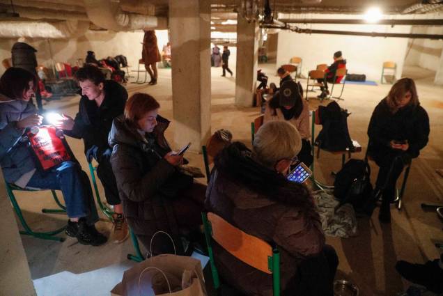 Pessoas usam o porão de uma escola como abrigo antiaéreo em Kiev, Ucrânia. Pessoas usam o porão de uma escola como abrigo antiaéreo em Kiev, Ucrânia.