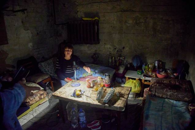 Pessoas se abrigam em um porão de um prédio residencial, danificado por bombardeios, no assentamento de Pyatykhatky, ao norte de Kharkiv, Ucrânia, 22 de maio de 2022. Pessoas se abrigam em um porão de um prédio residencial, danificado por bombardeios, no assentamento de Pyatykhatky, ao norte de Kharkiv, Ucrânia, 22 de maio de 2022.