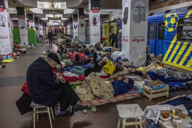 Ucranianos se abrigam dentro de uma estação de metrô usada como abrigo antiaéreo, enquanto o ataque da Rússia à Ucrânia continua, em Kharkiv, nordeste da Ucrânia. Ucranianos se abrigam dentro de uma estação de metrô usada como abrigo antiaéreo, enquanto o ataque da Rússia à Ucrânia continua, em Kharkiv, nordeste da Ucrânia.