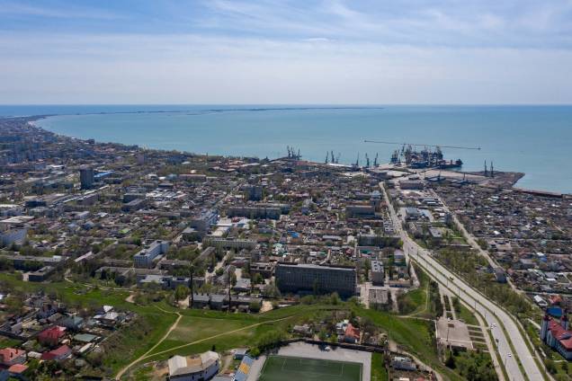Uma vista aérea tirada em 30 de abril de 2022 mostra a cidade portuária de Berdyansk ao lado de Odessa, no mar de Azov. Uma vista aérea tirada em 30 de abril de 2022 mostra a cidade portuária de Berdyansk ao lado de Odessa, no mar de Azov.