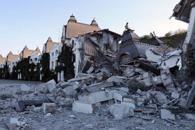 Foto de hotel de praia destruído na cidade ucraniana de Odessa, em meio à invasão russa da Ucrânia. Foto de hotel de praia destruído na cidade ucraniana de Odessa, em meio à invasão russa da Ucrânia.
