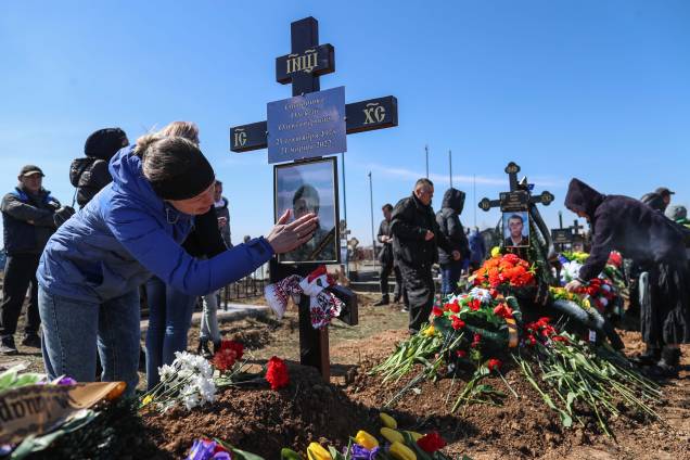 Familiares de um soldado ucraniano morto em Mykolaiv em um ataque aéreo russo assistem ao seu sepultamento no cemitério ocidental de Odessa, na cidade portuária de Odessa, no sul da Ucrânia, na Ucrânia, 28 de março de 2022. Familiares de um soldado ucraniano morto em Mykolaiv em um ataque aéreo russo assistem ao seu sepultamento no cemitério ocidental de Odessa, na cidade portuária de Odessa, no sul da Ucrânia, na Ucrânia, 28 de março de 2022.
