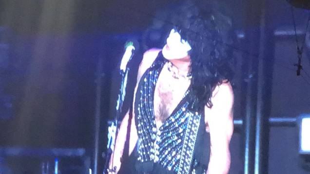 Paul Stanley observa um grilo que pousou no microfone durante o show do Kiss em São Paulo em 30/04/2022 Paul Stanley observa um grilo que pousou no microfone durante o show do Kiss em São Paulo em 30/04/2022