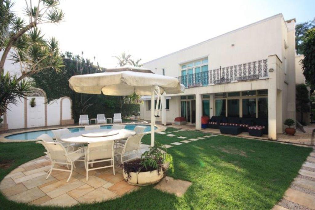SOBRADO - Novo endereço de Lula conta com 4 suítes, piscina, living, edícula e jardim
