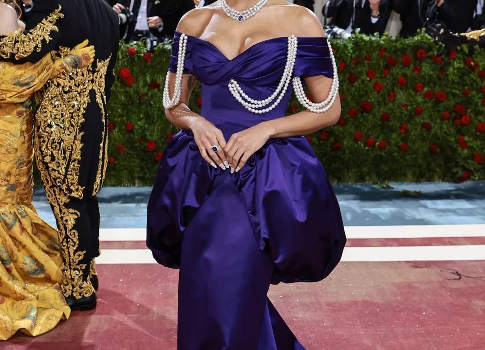 A cantora vestiu um modelo exclusivo Moschino by Jeremy Scott, no Met Gala 2022