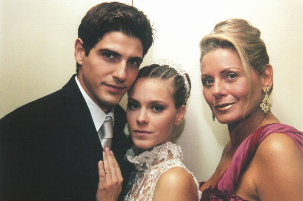 assets_fotos_790_Laços_de_Família-Reynaldo_Gianecchini_Carolina_Dieckmann_Vera_Fischer3.jpg LAÇOS DE FAMÍLIA - Com Carolina Dieckmann e Vera Fischer: início na TV -