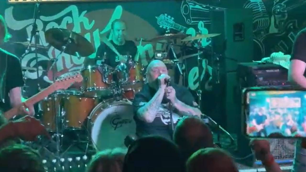Paul Di'Anno faz show na Croácia sentado em uma cadeira de rodas