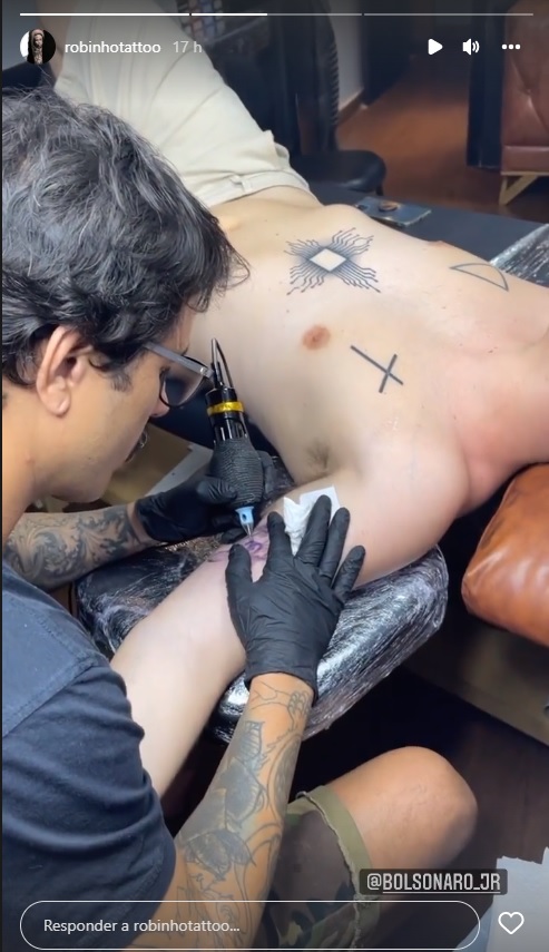 tatoo2 Renan Jair Bolsonaro tatuou dois elefantes no braço esquerdo