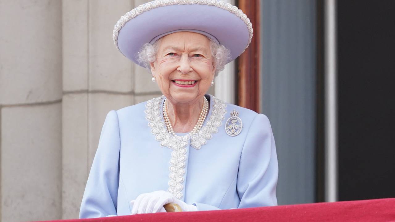 Britain's Queen Elizabeth II stands on the Balcony of Buckingham Palace bas the troops march past during the Queen's Birthday Parade, the Trooping the Colour, as part of Queen Elizabeth II's platinum jubilee celebrations, in London on June 2, 2022. - Huge crowds converged on central London in bright sunshine on Thursday for the start of four days of public events to mark Queen Elizabeth II's historic Platinum Jubilee, in what could be the last major public event of her long reign. (Photo by Jonathan Brady / POOL / AFP)