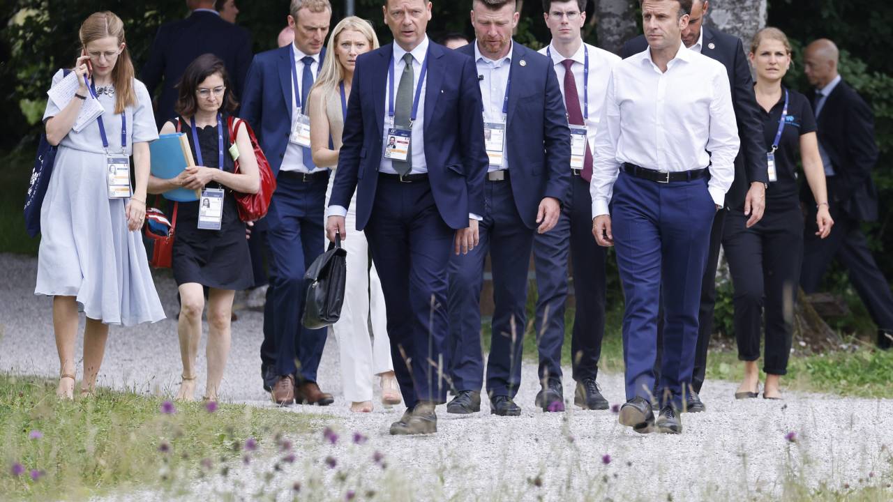 French sherpa and diplomatic advisor Emmanuel Bonne (C) walks with France's President Emmanuel Macron during the G7 summit at Elmau Castle, southern Germany, on June 27, 2022. - The Group of Seven leading economic powers are meeting in Germany for their annual gathering from June 26 to 28, 2022. (Photo by Ludovic MARIN / AFP)
