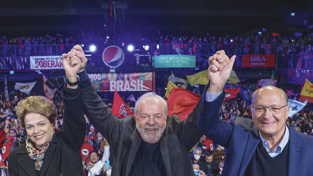 REFORÇO - Dilma, Lula e Alckmin: o ex-tucano, escolhido como vice, é visto como trunfo para atrair o eleitorado conservador -