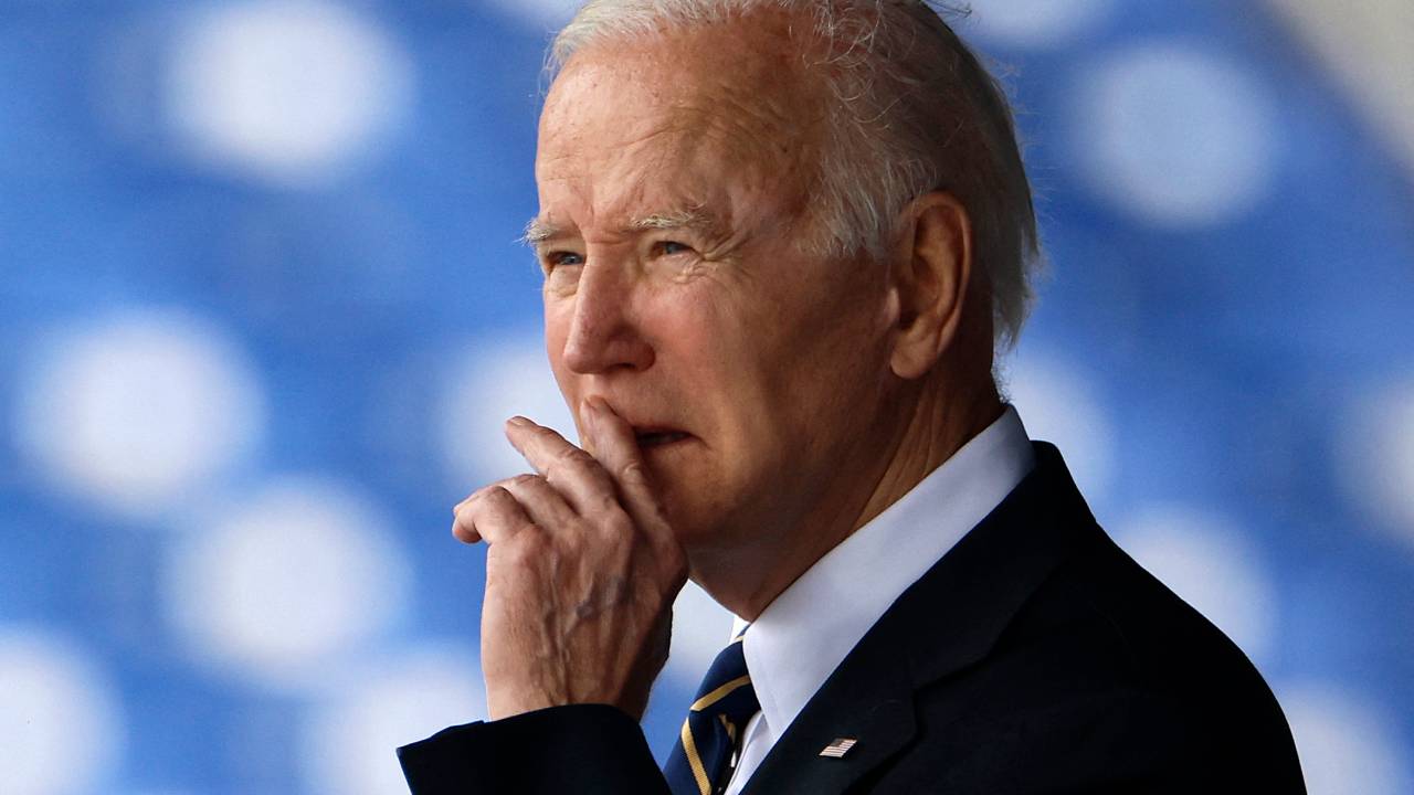 ANNAPOLIS, MARYLAND - MAY 27: U.S. President Joe Biden delivers the commencement address during the graduation and commissioning ceremony at the U.S. Naval Academy Memorial Stadium on May 27, 2022 in Annapolis, Maryland. A total of 1,100 sailors and Marines graduated from the service academy. Chip Somodevilla/Getty Images/AFP (Photo by CHIP SOMODEVILLA / GETTY IMAGES NORTH AMERICA / Getty Images via AFP)