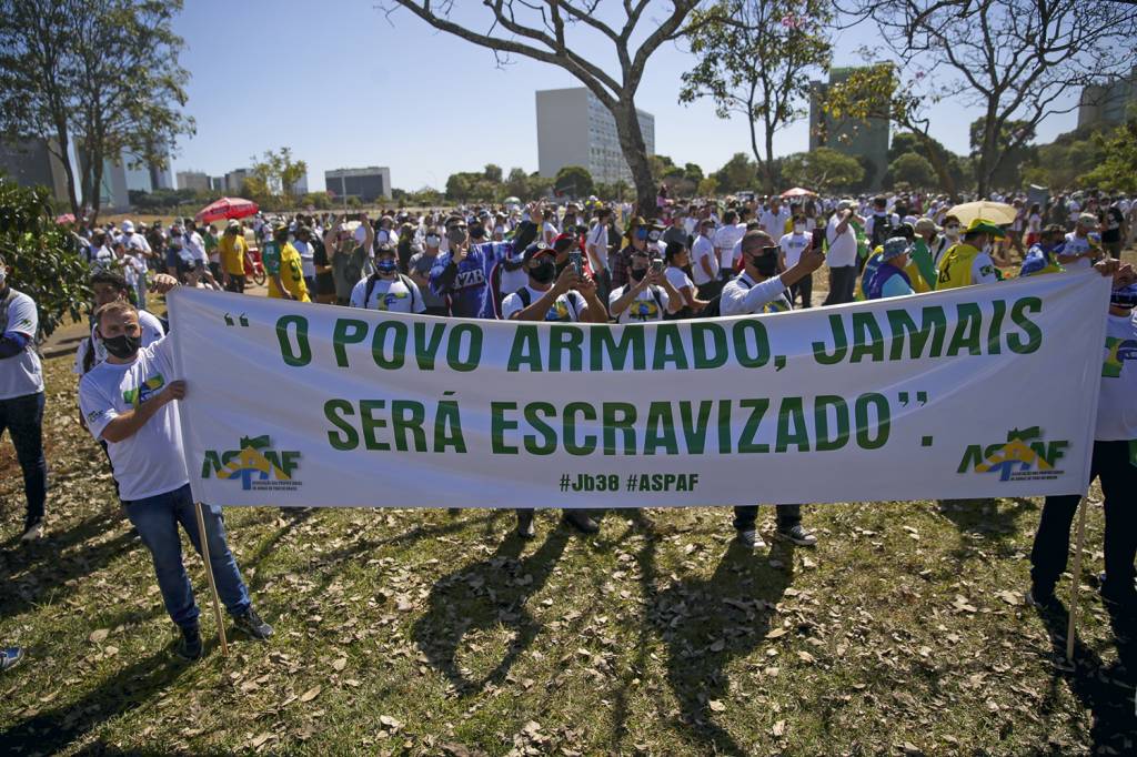 18947300-high.jpeg BANDEIRA - Ato pró-armas em Brasília: pacote de segurança é discurso político do bolsonarismo -