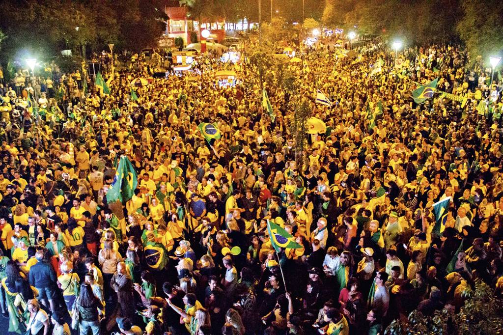 20181028204251538_5.jpg REDUTO - Festa em Porto Alegre: simpatizantes celebram a vitória de Bolsonaro, que teve 68% dos votos no Sul em 2018 -