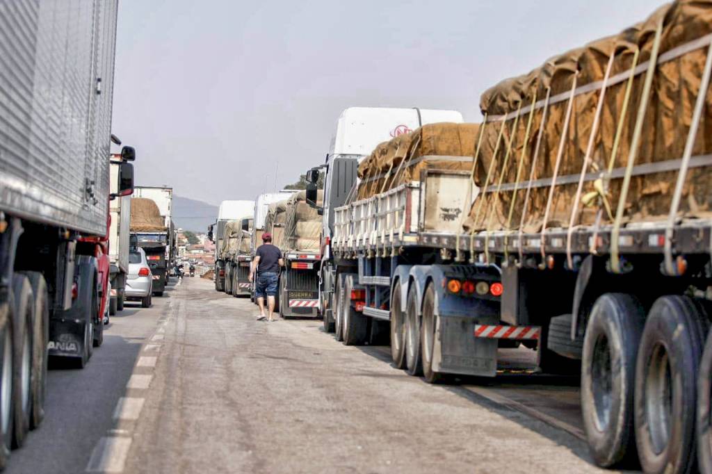Paralisação de caminhoneiros na BR-381 em Igarapé INSATISFAÇÃO - Manifestação de caminhoneiros: ameaças de paralisação, subsídio e distribuição de auxílio aos motoristas -