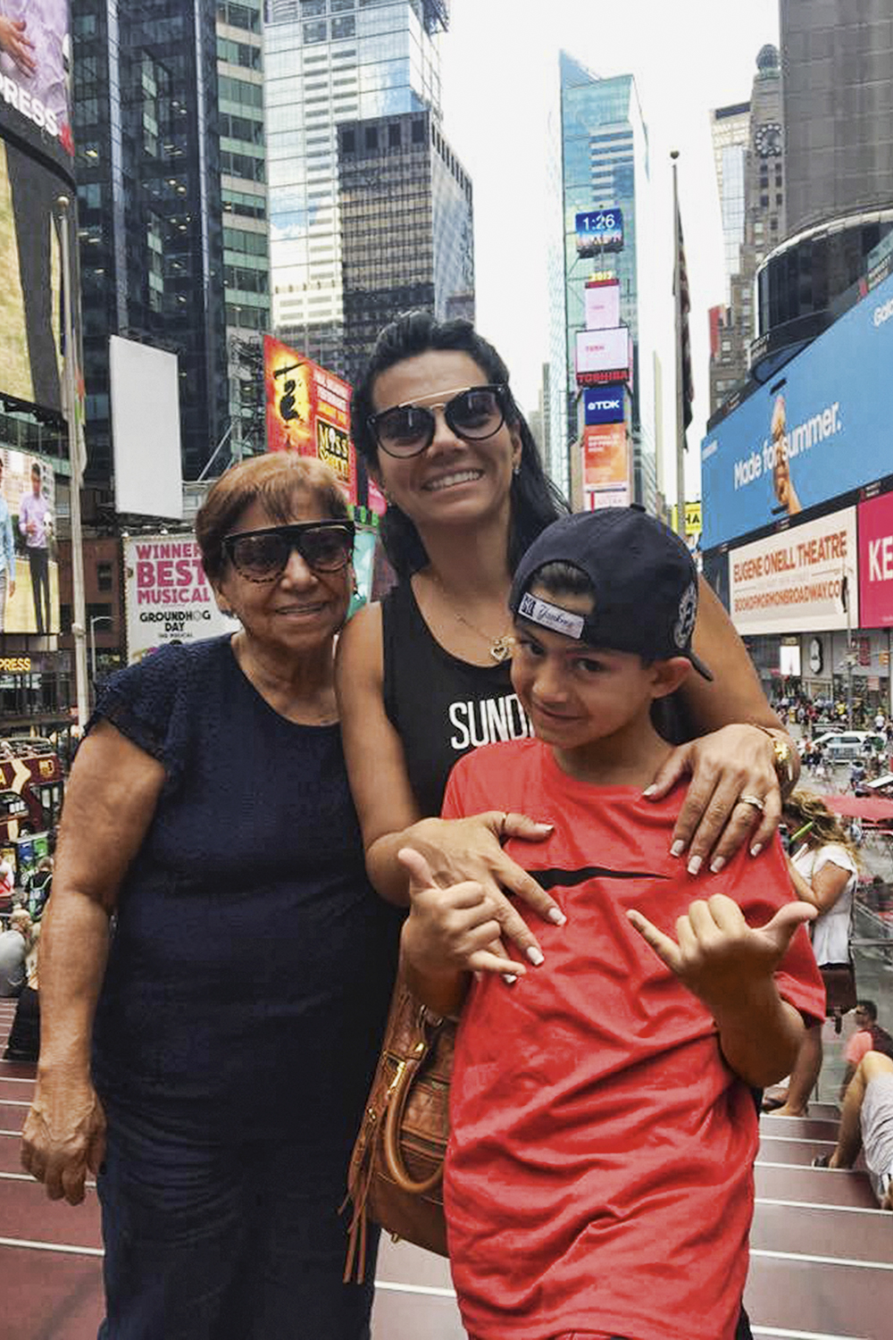ABRE-IDOSOS-VIAJANTES-MARIA-DE-LOURDES-MARTINS-AVO-E-O-NETO-ENZO.jpeg2 UM POUCO LÁ, UM POUCO CÁ - A filha Patrícia já morava há quinze anos nos Estados Unidos quando Maria de Lourdes, 79, se animou a viajar. Motivo: a chegada de Enzo, 12. Agora, se divide entre Miami e Rio, com idas a Nova York (na foto) -