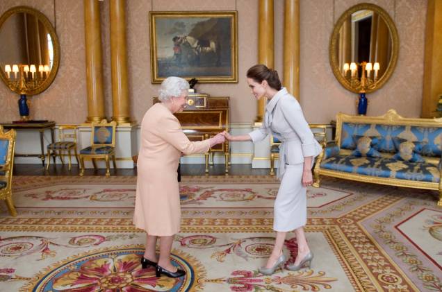 A atriz norte-americana Angelina Jolie é presenteada com a Insígnia de uma Dama Honorária da Grã-Cruz da Ordem Mais Distinta de São Miguel e São Jorge pela Rainha Elizabeth II da Grã-Bretanha no Palácio de Buckingham, no centro de Londres, em 10/10/2014. A atriz norte-americana Angelina Jolie é presenteada com a Insígnia de uma Dama Honorária da Grã-Cruz da Ordem Mais Distinta de São Miguel e São Jorge pela Rainha Elizabeth II da Grã-Bretanha no Palácio de Buckingham, no centro de Londres, em 10/10/2014.