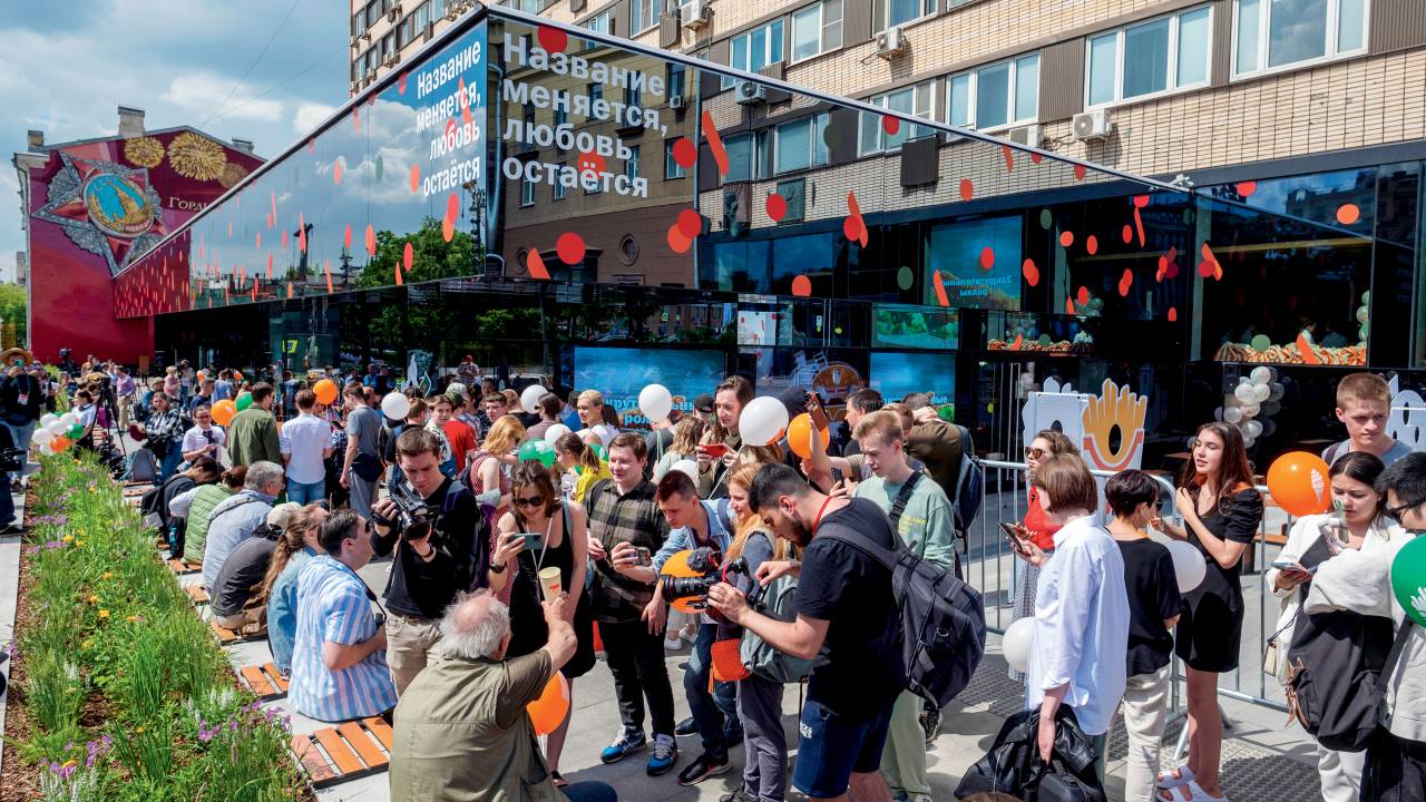 Pessoas fazem fila para visitar um restaurante de fast food recém-inaugurado em uma antiga loja do McDonald's, em Bronnaya, na cidade de Moscou, na Rússia -