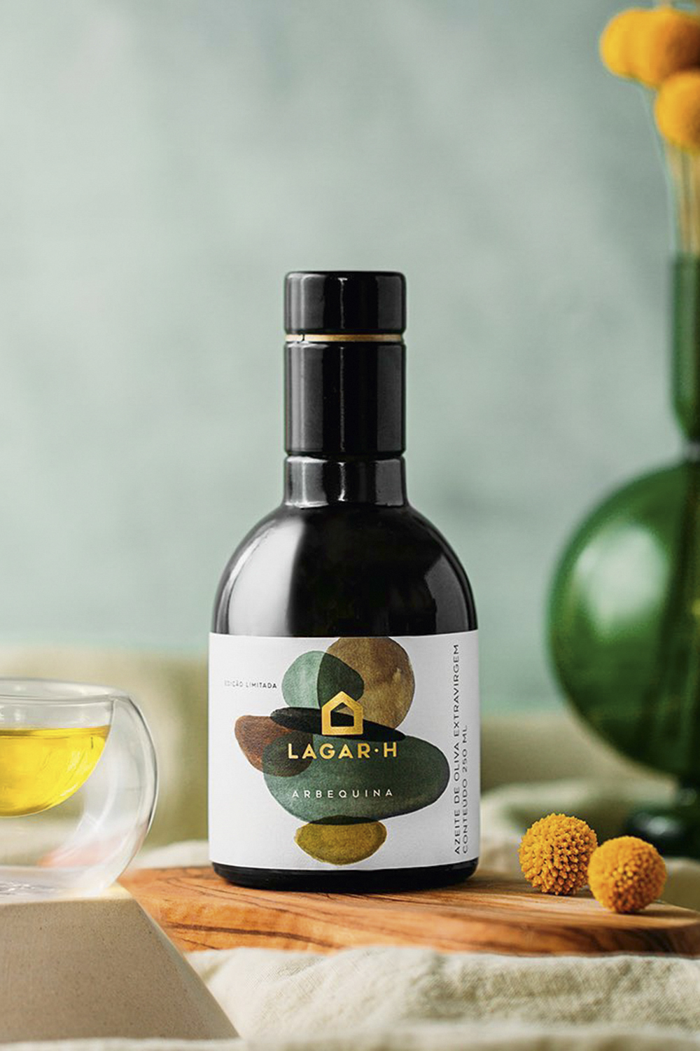 ARBEQUINA-DA-LAGAR-H02.jpg ARBEQUINA LAGAR H - Também feito com a variedade arbequina, é elaborado na gaúcha Cachoeira do Sul e tem notas florais de camomila e aroma de frutas -
