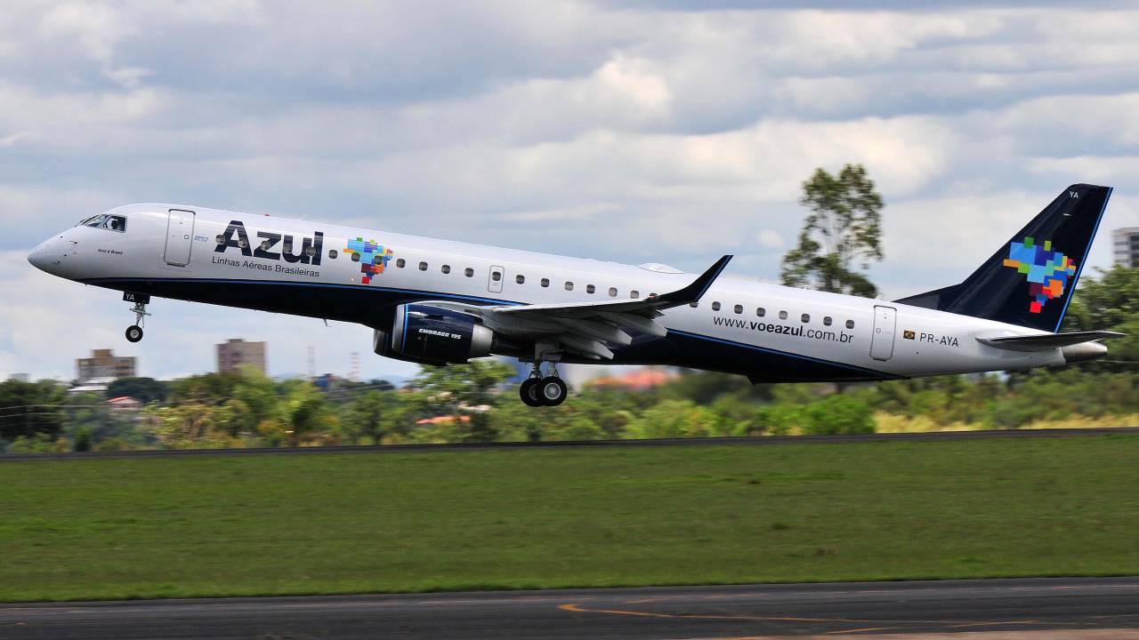 A nova empresa AZUL fechou contrato de U$$ 1,4 bilho com a Embraer que deve entregar at o proximo dia 18 de dezembro quando comea a operar comercialmente . Photos Lucas LACAZ RUIZ
