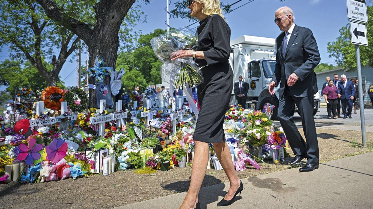 TRAGÉDIA EM SÉRIE - Jill e Joe Biden depositam flores em Uvalde: tentando vencer a resistência a controles -