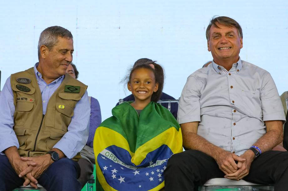 Ministro Braga Netto e o Presidente Jair Bolsonaro durante cerimônia de entrega do Residencial Buritis, em Coronel Fabriciano-MG, 26/05/2022. Ministro Braga Netto e o Presidente Jair Bolsonaro durante cerimônia de entrega do Residencial Buritis, em Coronel Fabriciano-MG, 26/05/2022.