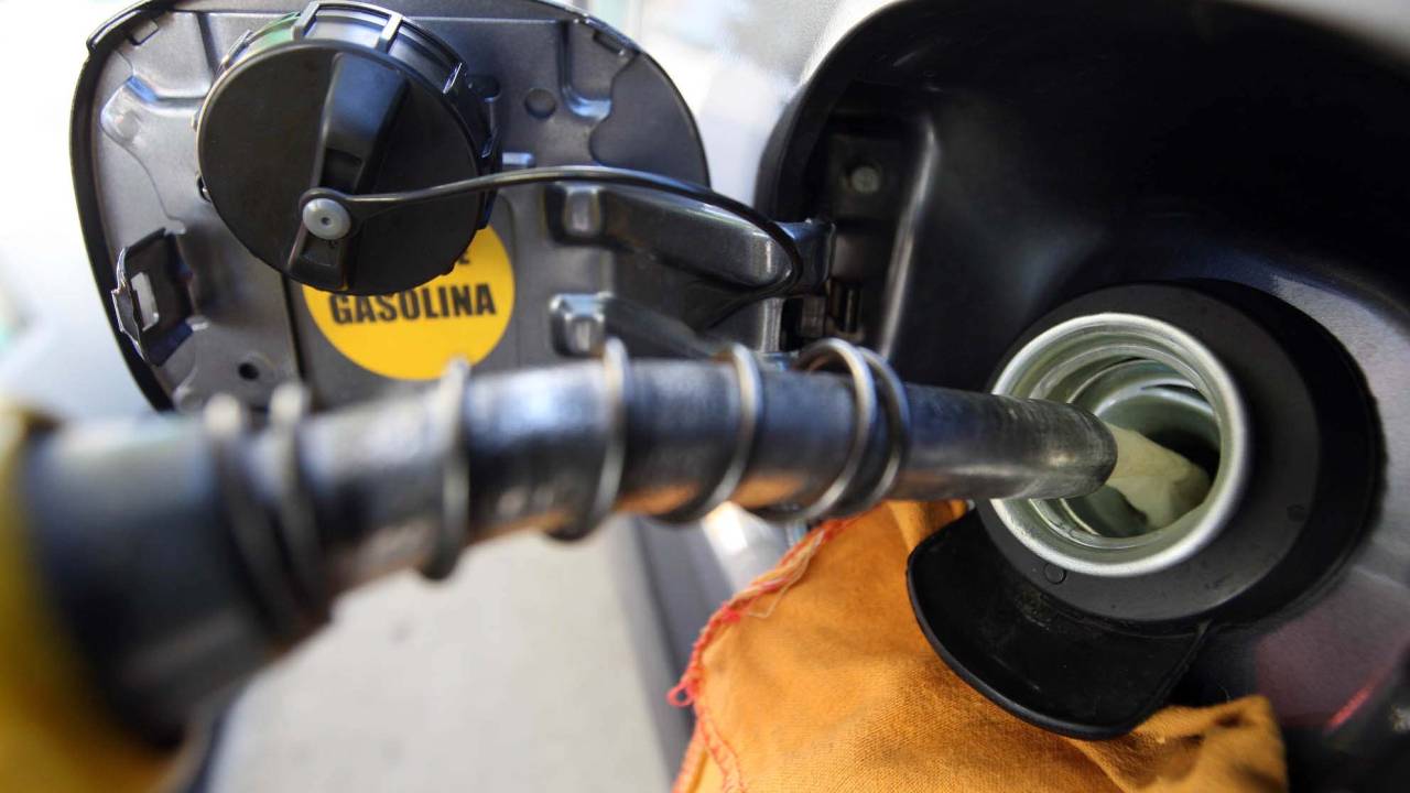 Brasil, Rio de Janeiro, RJ. 26/06/2012. Movimento de clientes nos postos de gasolina da zona sul do Rio de Janeiro. O reajuste de preços dos combustíveis foi mal recebido pelo mercado, que penalizou as ações da Petrobrás em quase 8%. - Crédito:MARCOS DE PAULA/ESTADÃO CONTEÚDO/AE/Código imagem:119451