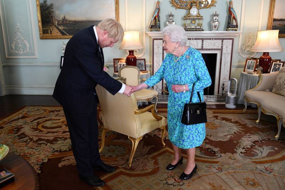 A rainha Elizabeth II dá as boas-vindas a Boris Johnson durante uma audiência no Palácio de Buckingham, onde ela o reconhecerá oficialmente como o novo primeiro-ministro, em Londres, Grã-Bretanha, 24/07/2019. A rainha Elizabeth II dá as boas-vindas a Boris Johnson durante uma audiência no Palácio de Buckingham, onde ela o reconhecerá oficialmente como o novo primeiro-ministro, em Londres, Grã-Bretanha, 24/07/2019.