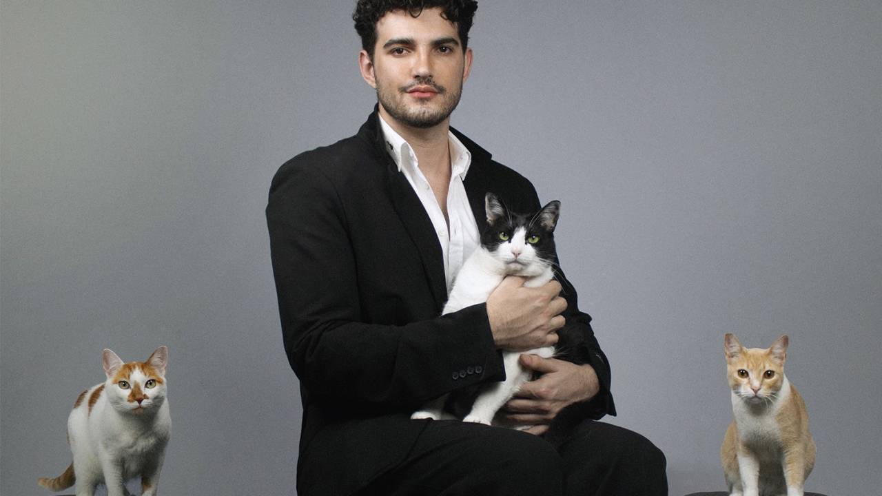 ENGAJADO - O artista com seus gatinhos Vicente, Chicória e Santiago: cachê doado para ONGs de proteção animal -
