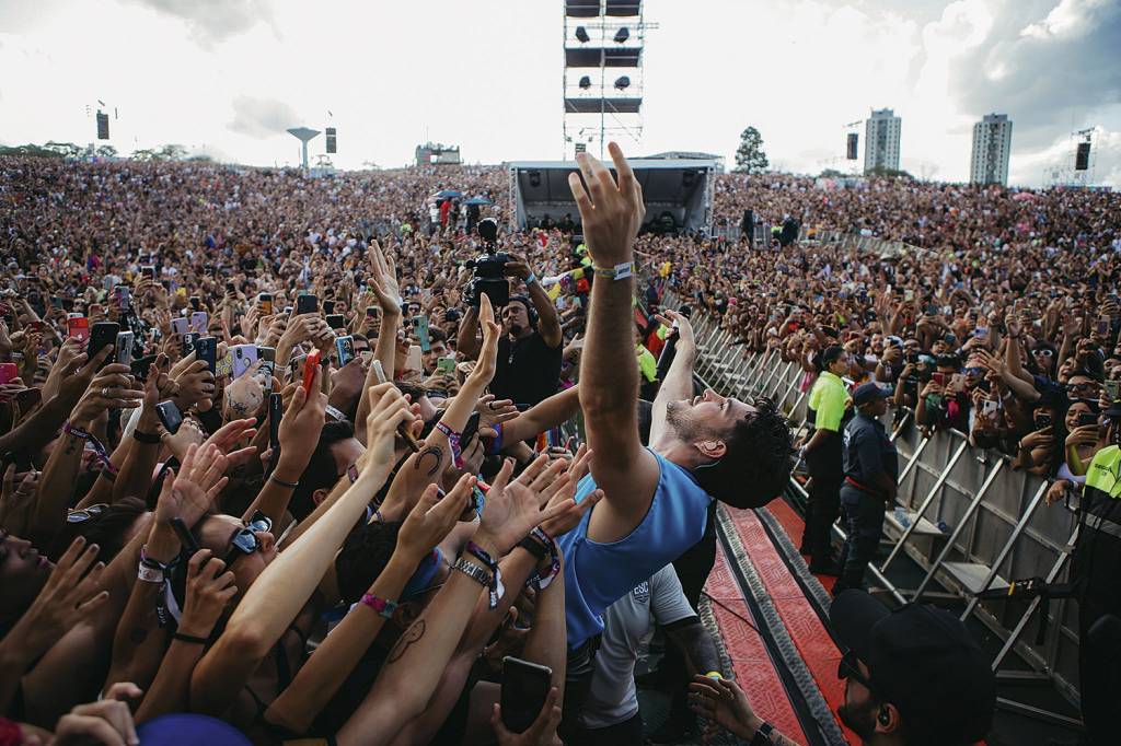 CANTOR-JAO-SHOW-10.jpg APOTEOSE - Jão nos braços do público: sucesso no Lollapalooza -