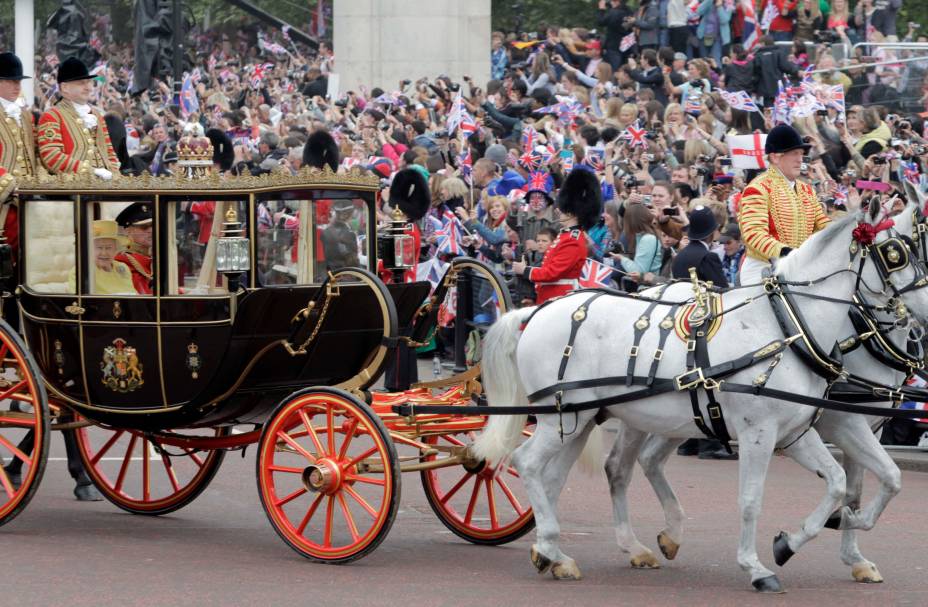 A rainha britânica Elizabeth II e o príncipe Philip da Grã-Bretanha voltam ao Palácio de Buckingham após o casamento real do príncipe britânico William e sua esposa Kate, duquesa de Cambridge, em Londres, 29/04/2011. A rainha britânica Elizabeth II e o príncipe Philip da Grã-Bretanha voltam ao Palácio de Buckingham após o casamento real do príncipe britânico William e sua esposa Kate, duquesa de Cambridge, em Londres, 29/04/2011.