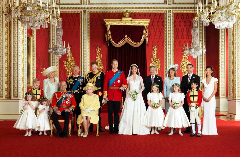 O príncipe britânico William e sua noiva Catherine, duquesa de Cambridge, posam para uma fotografia oficial, com suas famílias, no dia do casamento, na sala do trono do Palácio de Buckingham, no centro de Londres, em 29/04/2011. O príncipe britânico William e sua noiva Catherine, duquesa de Cambridge, posam para uma fotografia oficial, com suas famílias, no dia do casamento, na sala do trono do Palácio de Buckingham, no centro de Londres, em 29/04/2011.