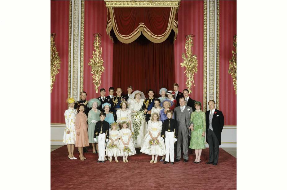 A foto oficial do casamento de Charles e Diana na Sala do Trono no Palácio de Buckingham, em 29/07/1981. A foto oficial do casamento de Charles e Diana na Sala do Trono no Palácio de Buckingham, em 29/07/1981.