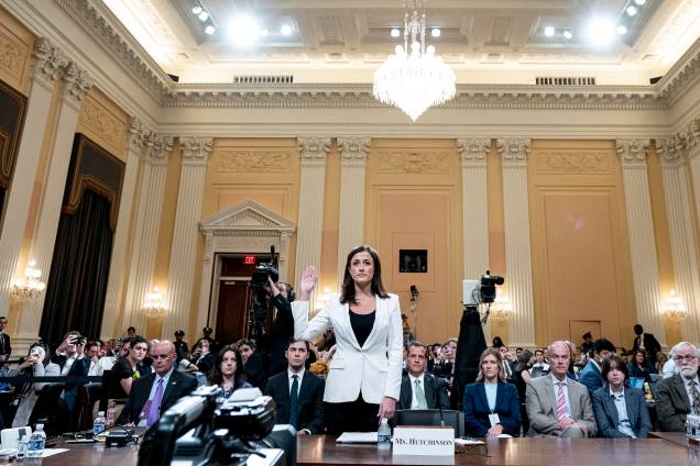 Cassidy Hutchinson, ex-assessora do chefe de gabinete de Trump na Casa Branca, Mark Meadows, presta juramento para testemunhar ,enquanto o comitê seleto da Câmara que investiga o ataque de 6 de janeiro ao Capitólio dos EUA em Washington, DC, EUA, 28/06/2022. Cassidy Hutchinson, ex-assessora do chefe de gabinete de Trump na Casa Branca, Mark Meadows, presta juramento para testemunhar ,enquanto o comitê seleto da Câmara que investiga o ataque de 6 de janeiro ao Capitólio dos EUA em Washington, DC, EUA, 28/06/2022.