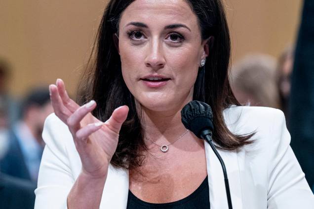 Cassidy Hutchinson, uma das principais ex-assessoras do chefe de gabinete da Casa Branca de Trump, Mark Meadows, descreve as ações do ex-presidente Donald Trump para Investigar o Ataque de 6 de janeiro no Capitólio dos EUA, Washington DC, em 28/06/2022. Cassidy Hutchinson, uma das principais ex-assessoras do chefe de gabinete da Casa Branca de Trump, Mark Meadows, descreve as ações do ex-presidente Donald Trump para Investigar o Ataque de 6 de janeiro no Capitólio dos EUA, Washington DC, em 28/06/2022.