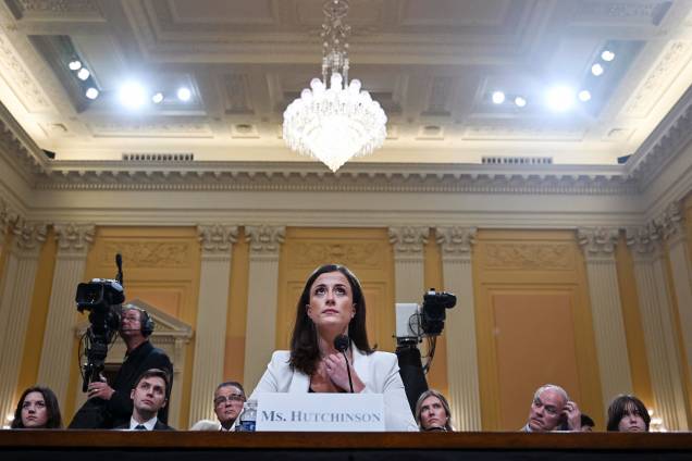Cassidy Hutchinson, uma das principais ex-assessoras do chefe de gabinete da Casa Branca de Trump, Mark Meadows, descreve as ações do ex-presidente Donald Trump para Investigar o Ataque de 6 de janeiro no Capitólio dos EUA, Washington DC, em 28/06/2022. Cassidy Hutchinson, uma das principais ex-assessoras do chefe de gabinete da Casa Branca de Trump, Mark Meadows, descreve as ações do ex-presidente Donald Trump para Investigar o Ataque de 6 de janeiro no Capitólio dos EUA, Washington DC, em 28/06/2022.