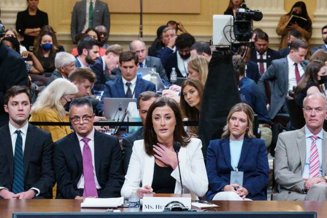 Cassidy Hutchinson, uma das principais ex-assessoras do chefe de gabinete da Casa Branca de Trump, Mark Meadows, descreve as ações do ex-presidente Donald Trump para Investigar o Ataque de 6 de janeiro no Capitólio dos EUA, Washington DC, em 28/06/2022. Cassidy Hutchinson, uma das principais ex-assessoras do chefe de gabinete da Casa Branca de Trump, Mark Meadows, descreve as ações do ex-presidente Donald Trump para Investigar o Ataque de 6 de janeiro no Capitólio dos EUA, Washington DC, em 28/06/2022.