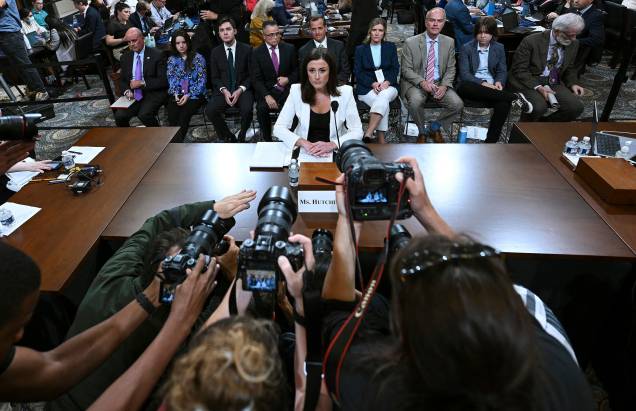 Cassidy Hutchinson, uma das principais ex-assessoras do chefe de gabinete da Casa Branca de Trump, Mark Meadows, descreve as ações do ex-presidente Donald Trump para Investigar o Ataque de 6 de janeiro no Capitólio dos EUA, Washington DC, em 28/06/2022. Cassidy Hutchinson, uma das principais ex-assessoras do chefe de gabinete da Casa Branca de Trump, Mark Meadows, descreve as ações do ex-presidente Donald Trump para Investigar o Ataque de 6 de janeiro no Capitólio dos EUA, Washington DC, em 28/06/2022.