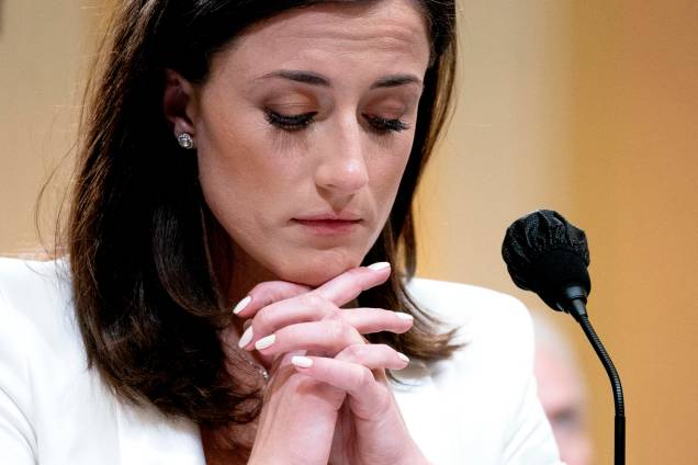 Cassidy Hutchinson, uma das principais ex-assessoras do chefe de gabinete da Casa Branca de Trump, Mark Meadows, descreve as ações do ex-presidente Donald Trump para Investigar o Ataque de 6 de janeiro no Capitólio dos EUA, Washington DC, em 28/06/2022. Cassidy Hutchinson, uma das principais ex-assessoras do chefe de gabinete da Casa Branca de Trump, Mark Meadows, descreve as ações do ex-presidente Donald Trump para Investigar o Ataque de 6 de janeiro no Capitólio dos EUA, Washington DC, em 28/06/2022.