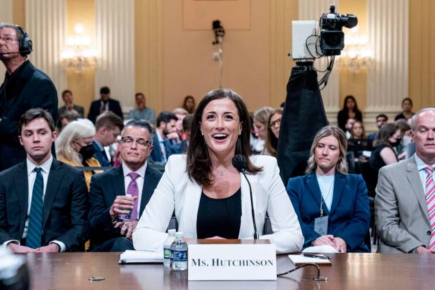 Cassidy Hutchinson, uma das principais ex-assessoras do chefe de gabinete da Casa Branca de Trump, Mark Meadows, descreve as ações do ex-presidente Donald Trump para Investigar o Ataque de 6 de janeiro no Capitólio dos EUA, Washington DC, em 28/06/2022. Cassidy Hutchinson, uma das principais ex-assessoras do chefe de gabinete da Casa Branca de Trump, Mark Meadows, descreve as ações do ex-presidente Donald Trump para Investigar o Ataque de 6 de janeiro no Capitólio dos EUA, Washington DC, em 28/06/2022.