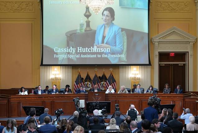 Um vídeo de Cassidy Hutchinson, então assessora do ex-chefe de gabinete da Casa Branca Mark Meadows, é mostrado durante a quinta audiência do Comitê Seleto da Câmara para Investigar o Ataque de 6 de janeiro ao Capitólio dos EUA, Washington, DC, em 23/06/2022. Um vídeo de Cassidy Hutchinson, então assessora do ex-chefe de gabinete da Casa Branca Mark Meadows, é mostrado durante a quinta audiência do Comitê Seleto da Câmara para Investigar o Ataque de 6 de janeiro ao Capitólio dos EUA, Washington, DC, em 23/06/2022.