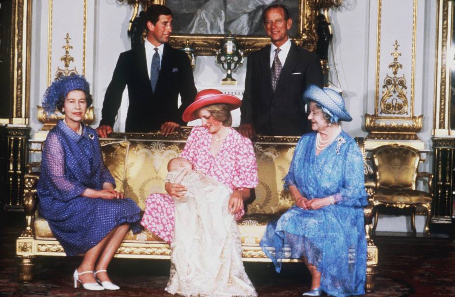 Rainha Elizabeth, príncipe Charles, princesa Diana, príncipe William, Philip, duque de Edimburgo e a rainha Mãe. Rainha Elizabeth, príncipe Charles, princesa Diana, príncipe William, Philip, duque de Edimburgo e a rainha Mãe.
